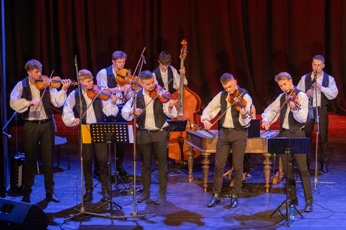 Folklórny súbor Ekonóm počas vystúpenia